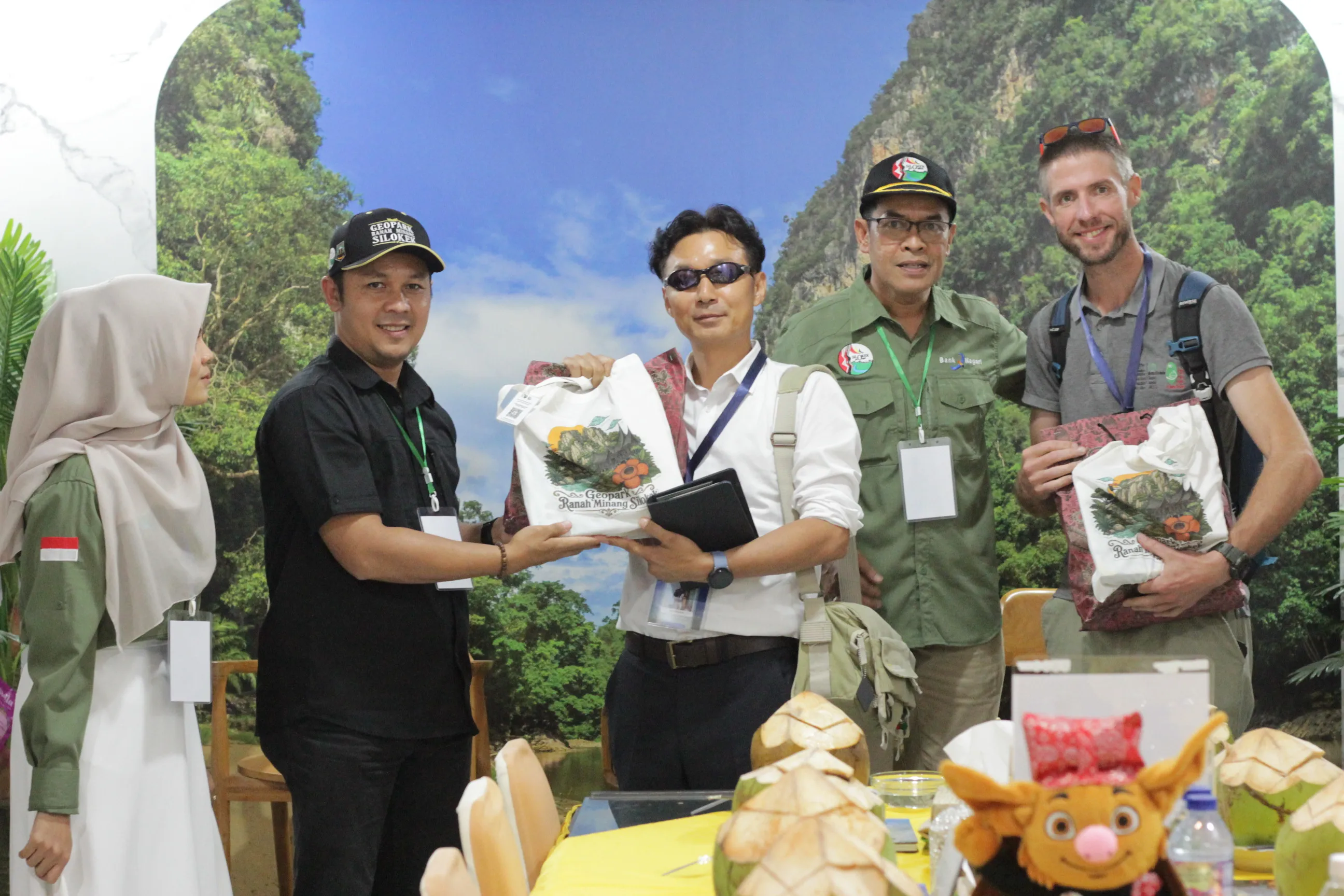 KUNJUNGAN EVALUATOR UNESCO KE PUSAT INFORMASI GEOPARK