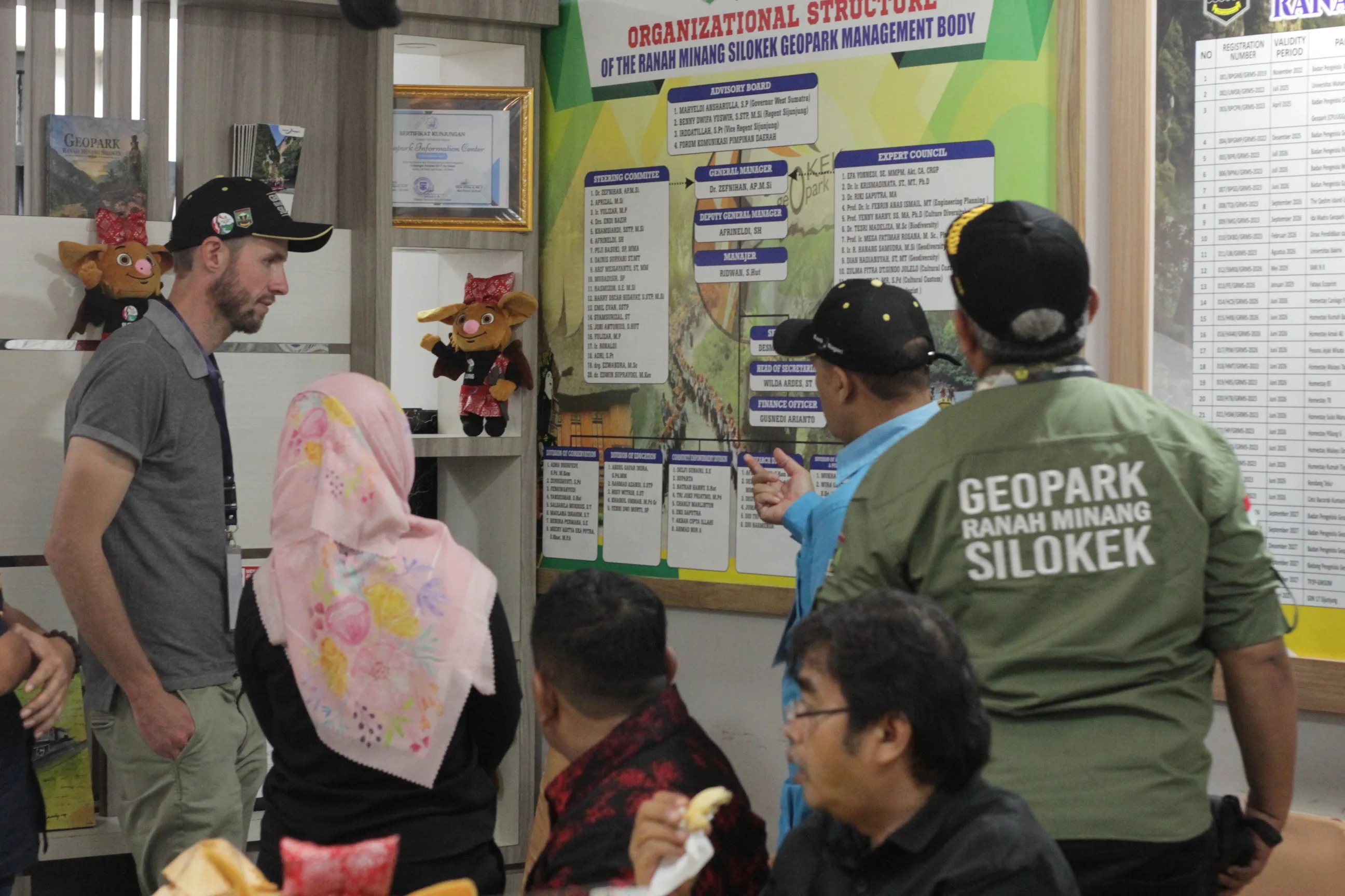 KUNJUNGAN EVALUATOR UNESCO KE PUSAT INFORMASI GEOPARK