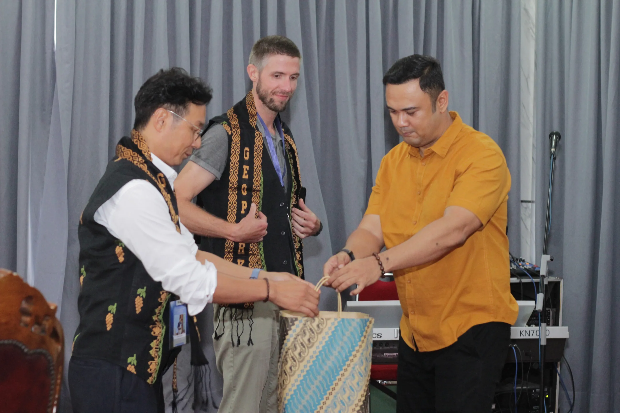 KUNJUNGAN EVALUATOR UNESCO KE RUMAH DINAS BUPATI SIJUNJUNG