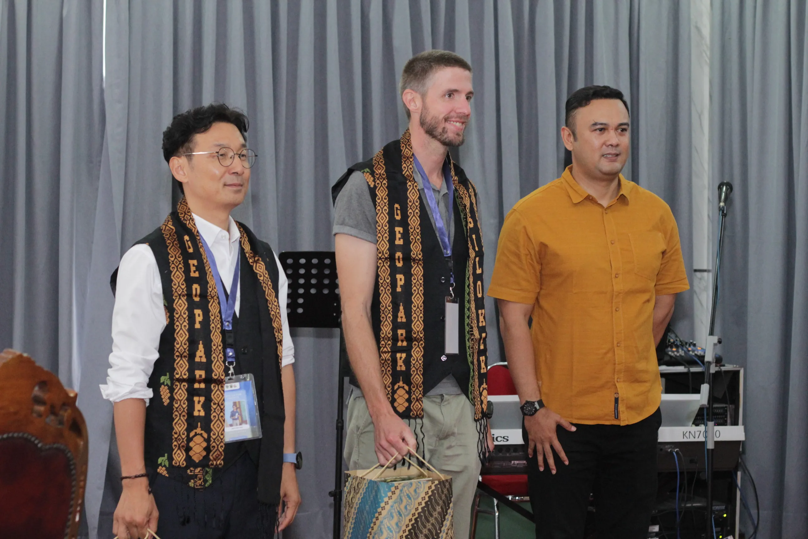 KUNJUNGAN EVALUATOR UNESCO KE RUMAH DINAS BUPATI SIJUNJUNG